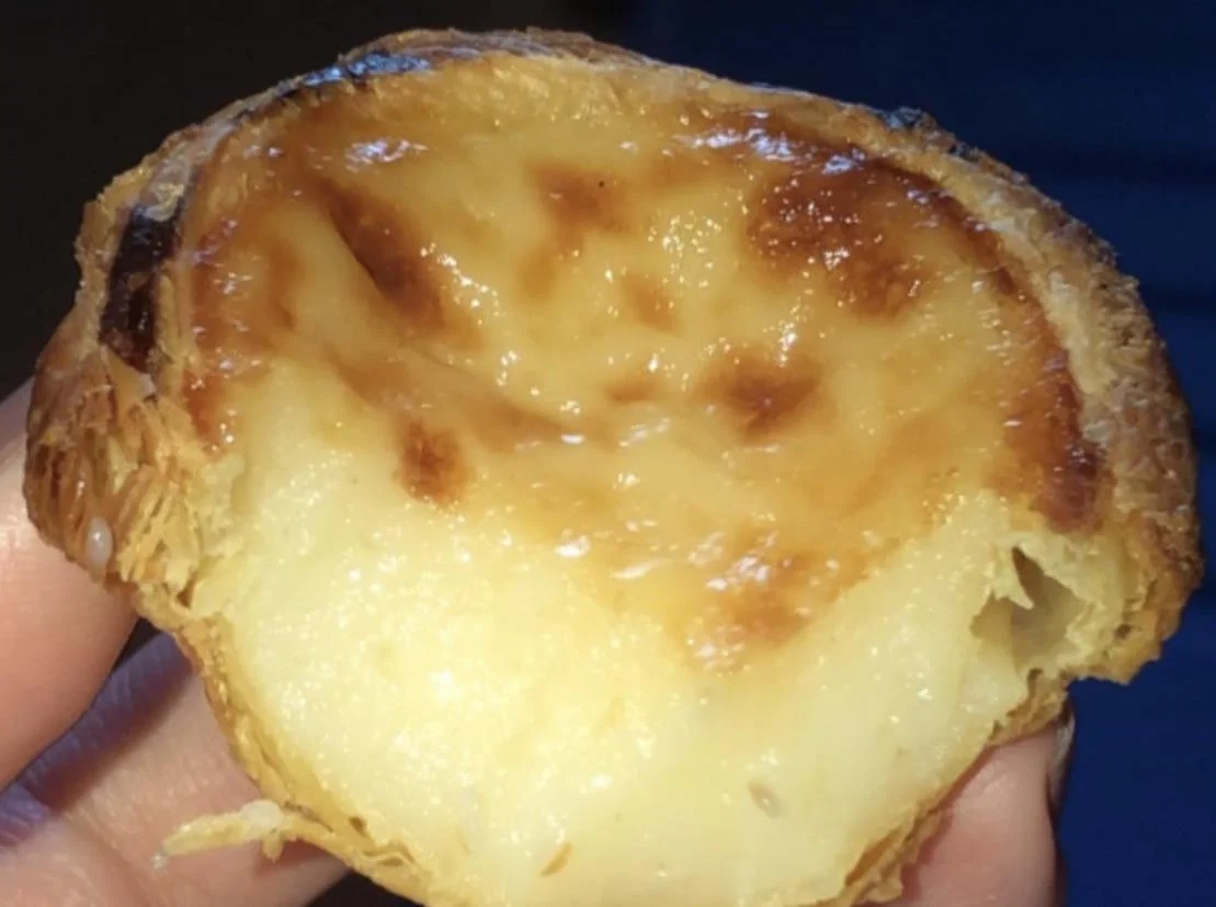 新鲜出炉的澳门葡式蛋挞金黄诱人